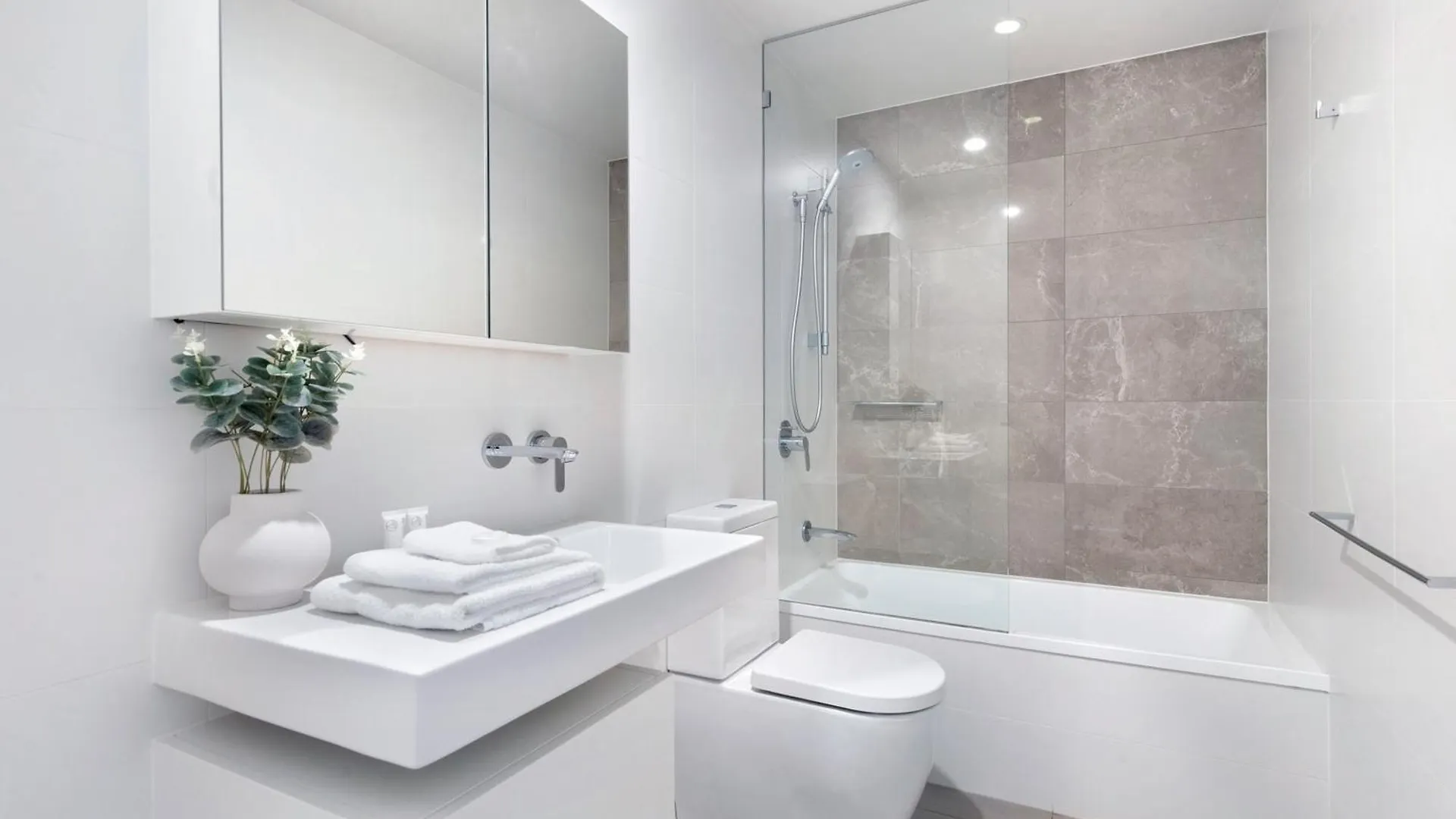 Ruby Building - Self Contained, Privately Managed Apartments Gold Coast